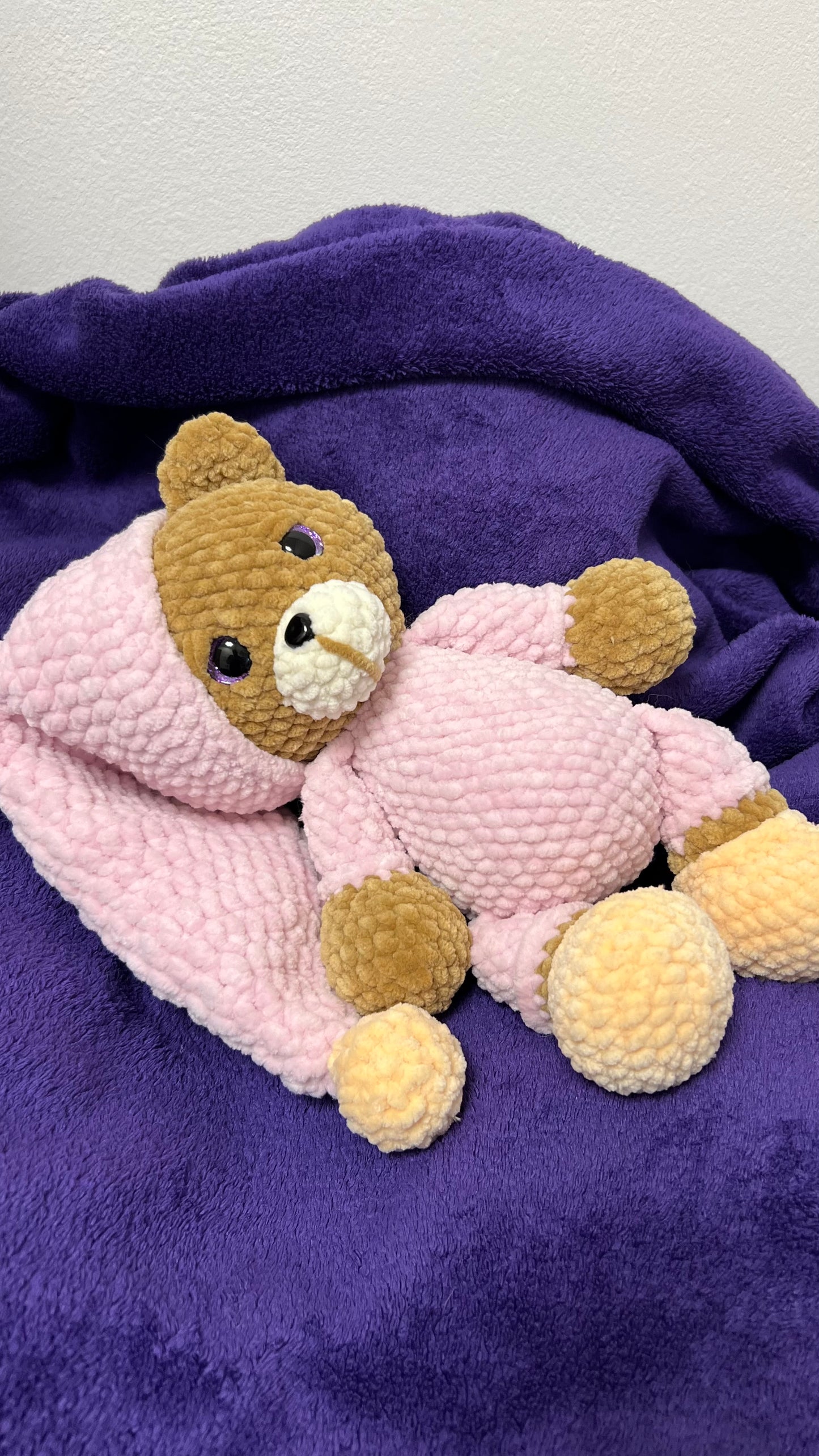 ✨ Nuni – dein kleiner Traumzeit-Bär im Schlummer-Pyjama