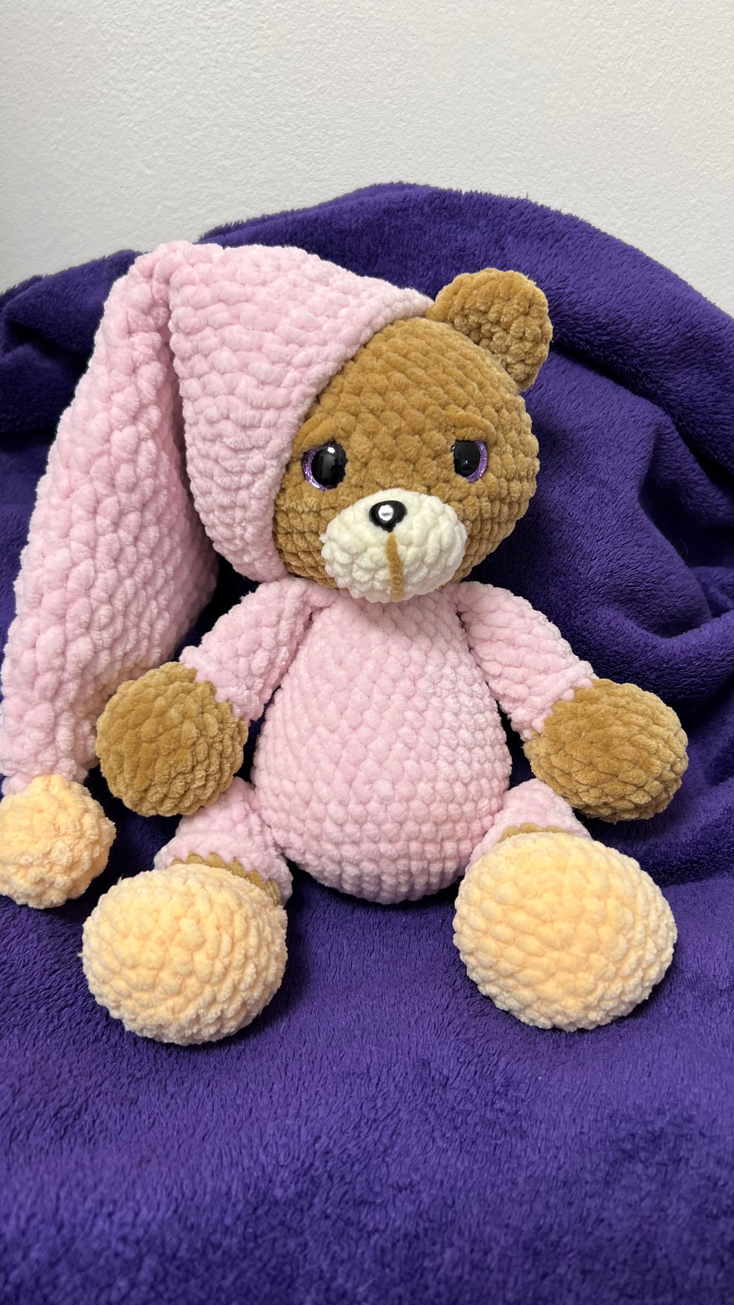 ✨ Nuni – dein kleiner Traumzeit-Bär im Schlummer-Pyjama